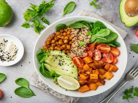 Ăn rau củ và uống nước ép, cách nào lợi hơn? Bác sĩ chỉ ra cách dùng rau quả phí phạm nhất