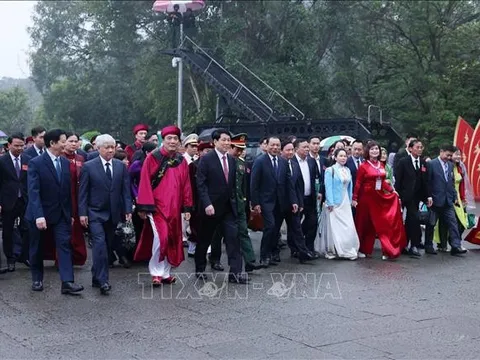 Chủ tịch nước Lương Cường dâng hương tưởng niệm các Vua Hùng