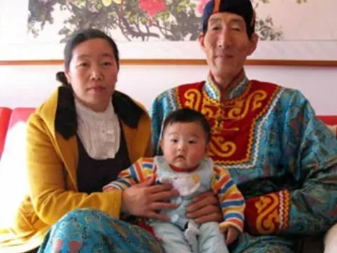 Cãi lời bác sĩ, ông lão U60 cao 2m3 có con cùng vợ trẻ kém 28 tuổi, 16 năm sau nhìn đứa trẻ mà xuýt xoa