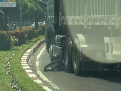 Hiện trường vụ tai nạn thương tâm ở Đắk Lắk, chồng ôm thi thể vợ gào khóc giữa đường