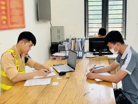 Chở trẻ em trên thùng xe bán tải, tài xế bị phạt tiền, trừ 6 điểm giấy phép lái xe