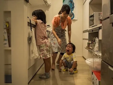 Tối nào cũng nghe phòng con có tiếng khóc nhưng hỏi thì đứa trẻ chối, một lần lén theo dõi người mẹ chết lặng