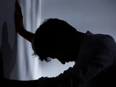 Luôn áp đặt con phải ngoan, phải giỏi, bà mẹ vô tình đẩy cậu con trai 14 tuổi rơi vào “bi kịch”