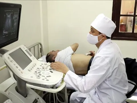 Quân y hai nước Việt - Trung khám bệnh cho nhân dân biên giới