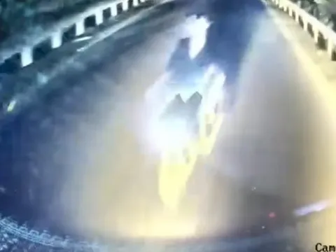 Kinh hoàng khoảnh khắc 2 thanh niên lao thẳng xe máy vào ô tô khách, tử vong tại chỗ ở Hòa Bình