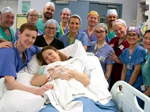 Phép màu: Người mẹ không có tử cung sinh con gái khỏe mạnh, biết ơn cuộc đời