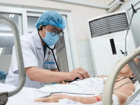 Cụ bà 85 tuổi suýt mất mạng chỉ vì một miếng xoài, bác sĩ cảnh báo