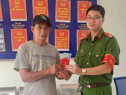 Nhặt được 22,5 triệu đồng, người bán bánh mì đứng chờ nhiều ngày để tìm chủ nhân