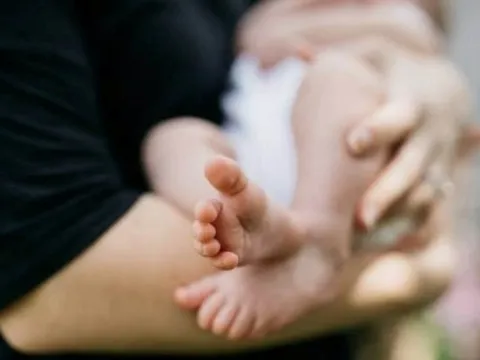 Người phụ nữ bị phòng khám chuyển nhầm phôi, sinh con của người khác khi thực hiện IVF
