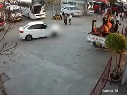 Camera hé lộ khoảnh khắc bé gái 2 tuổi bị ô tô tông tử vong tại trạm dừng chân cao tốc ở Long An