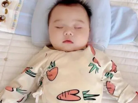 Bé trai 2 tháng tuổi nhập viện vì bà nội bắt nằm ngửa ngủ, bác sĩ tức giận: Quá muộn rồi!