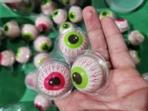 Shopee, Lazada bán tràn lan kẹo hình con mắt giống loại khiến bé trai 3 tuổi tử vong