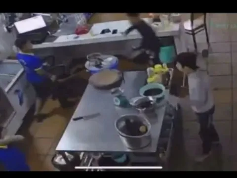 Camera ghi lại khoảnh khắc xót xa khi nhân viên quán nhậu bị đâm tử vong ở Long An