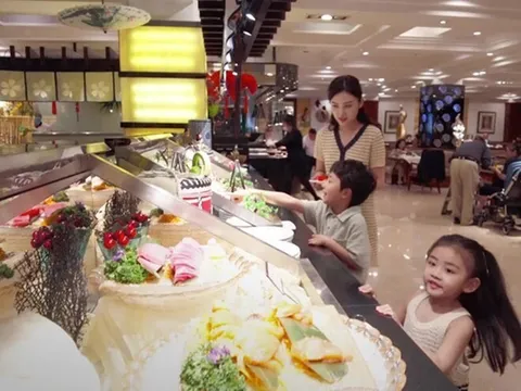 Bé gái 7 tuổi ăn nhà hàng xong túi quần áo căng phồng, nhân viên mở túi ra, ai nấy đều bật khóc