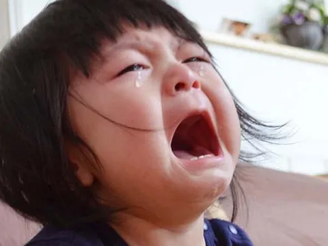 Vợ cũ đến thăm con sau 5 năm không gặp, vừa nhìn thấy thứ cô cầm trên tay, người chồng đuổi ra gấp