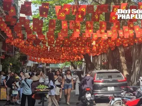 Giới trẻ "phát sốt" với con đường cờ đỏ sao vàng