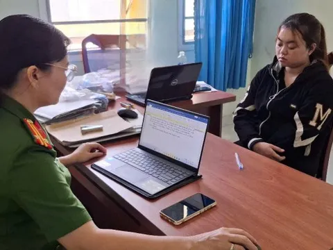 Bảo mẫu tát tới tấp bé gái 2 tuổi bị khởi tố