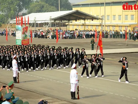 Ngắm những 'bông hồng thép' luyện diễu binh tại sân bay Biên Hòa