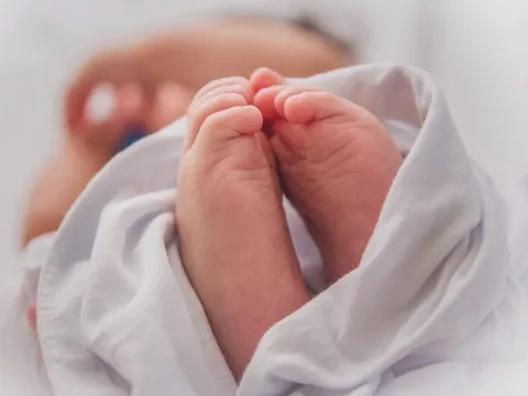 Ngỡ ngàng nhận ra mình mang thai khi đẻ rơi con trong toilet