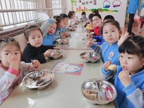 Con mẫu giáo đi lớp sụt cân liên tiếp, mẹ kiểm tra camera thì đau đớn khi thấy ảnh ngủ trưa của bé