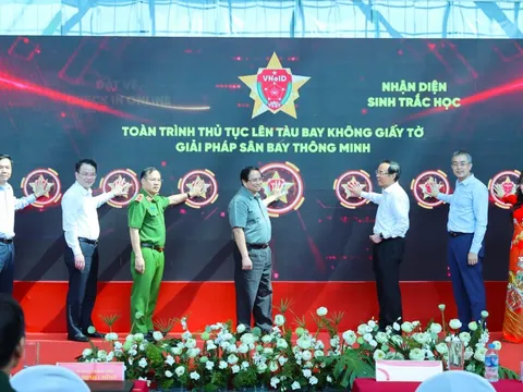 Thủ tướng đề nghị nhân rộng giải pháp lên tàu bay không cần giấy tờ