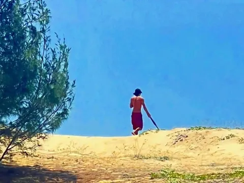 Khống chế gã đàn ông phê ma tuý, cầm hung khí bơi ra biển cố thủ