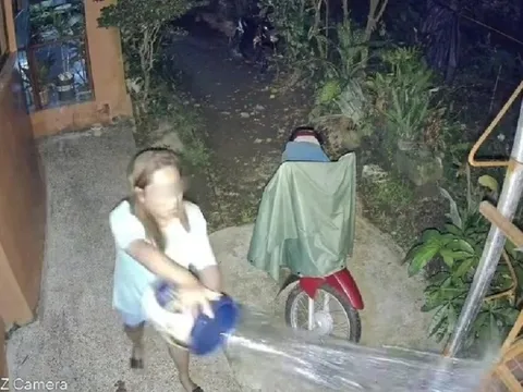 Tiếng kêu đau đơn của chú chó vang vọng giữa đêm tối: Hành động dội nước sôi vào chó của hàng xóm vì sủa ồn ào gây phẫn nộ