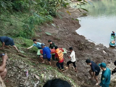 Thấy em trai đuối nước, anh cứu em nhưng cả hai cùng chìm xuống hố sâu