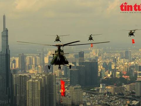 Theo cánh trực thăng mang cờ Tổ quốc, cờ Đảng bay trên bầu trời TP Hồ Chí Minh
