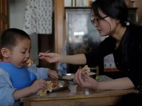 Con 8 tuổi liên tục phát ra âm thanh kỳ lạ, mẹ đưa đi khám thì gục ngã khi bác sĩ kết luận mắc hội chứng Tourette