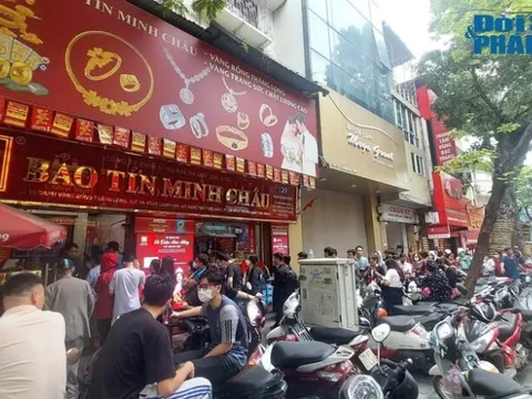 Cần thận trọng khi "mua đuổi" vàng giữa lúc giá chênh cao, tăng giảm khó lường