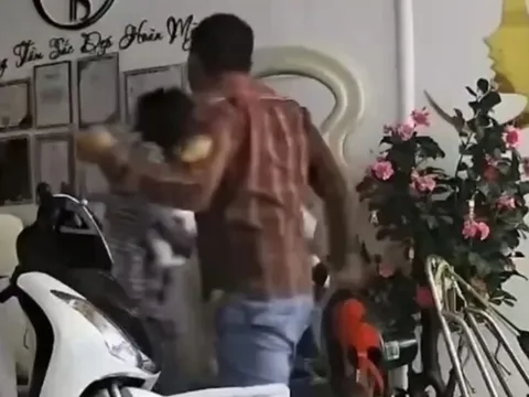 Vụ vợ đang ôm con nhỏ bị chồng đánh dã man ở Long An: Mẹ ngồi quỵ vào góc tường, dùng tay che chắn cho con