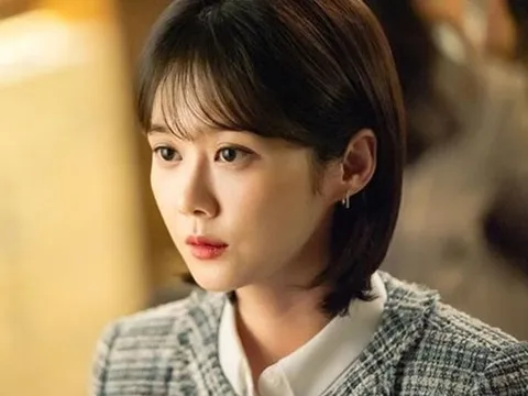 Con khoe được người lạ tặng hộp quà, mở nó ra tôi run rẩy, cấm con ra khỏi nhà