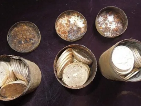 Hai vợ chồng đang ung dung dắt chó đi dạo thì đào được 8 hũ vàng trị giá 259 tỷ đồng