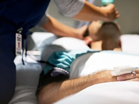 Nhân viên y tế "bận" cãi nhau với cảnh sát, bệnh nhân trụy tim tử vong