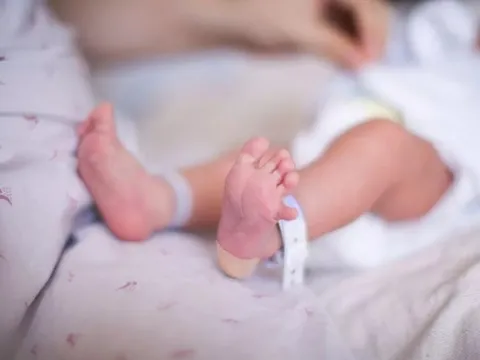 Thương tâm: Bé sơ sinh tử vong vì bố mẹ xoa cồn vào nướu răng để con thôi quấy khóc