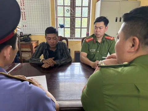 Bắt 2 đối tượng giả vờ mượn rồi cướp điện thoại ở trạm chờ xe buýt