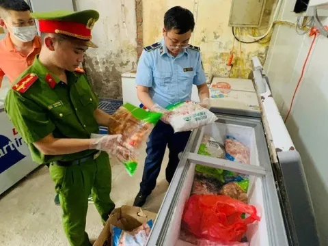 Hơn 1 tấn xúc xích, lạp xưởng, há cảo, viên thả lẩu “thập cẩm”, thanh cua... "bẩn" chuẩn bị ra thị trường thì bị thu giữ