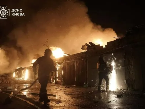 Thủ đô Ukraine bất ngờ hứng "đòn trời giáng" bằng tên lửa và UAV giữa lúc "nước sôi lửa bỏng"