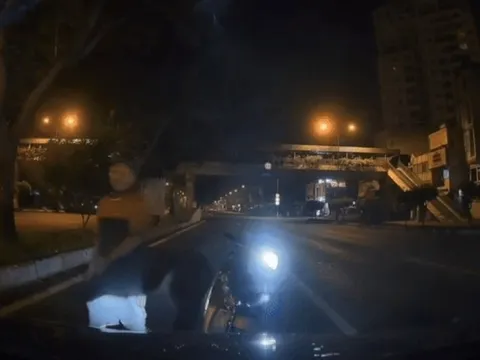 Công an mời người xuất hiện trong clip nam thanh niên chặn ô tô, dùng hung khí đe dọa tài xế ở TP.HCM lên làm việc