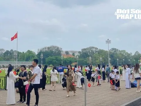 Người dân nô nức về Quảng trường Ba Đình chụp ảnh trước thềm Đại lễ 30/4