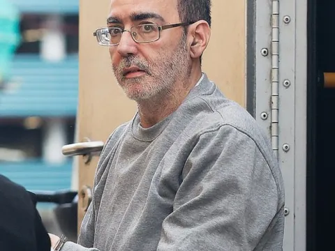 Hiệu trưởng bất ngờ tấn công hiệu phó vì "chuyện tình tay ba" gây chấn động tại Anh: Camera ghi lại gì?