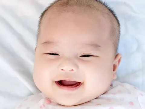 Bé sơ sinh chào đời da trắng hồng xinh như thiên thần, 2 năm sau mẹ nghi ngờ không phải con ruột