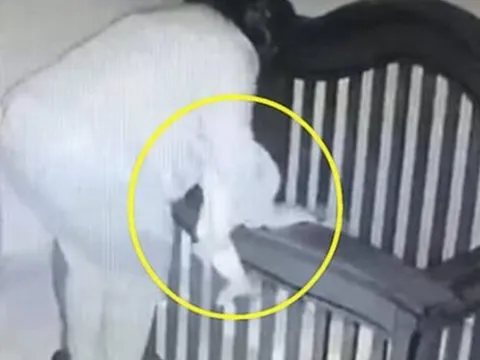 Camera ghi lại cảnh bà ngoại bế cháu đi ngủ lúc nửa đêm nhưng xảy ra chuyện không ổn, ai xem cũng run rẩy