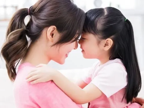 Con không chịu cho mẹ ngủ cùng bố, biết lý do hội mẹ bỉm than "Giống hệt nhà mình"