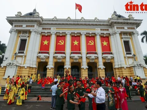 Phố phường Hà Nội rực rỡ mừng ngày Thống nhất non sông