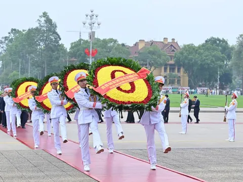 Lãnh đạo Đảng, Nhà nước vào Lăng viếng Chủ tịch Hồ Chí Minh nhân kỷ niệm 50 năm Ngày Giải phóng miền Nam, thống nhất đất nước