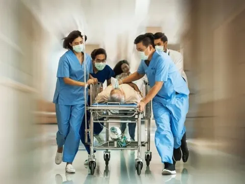 Người đàn ông đau ngực dữ dội khi đang chơi bóng bàn, nguyên nhân khiến nhiều người giật mình nhìn lại bản thân