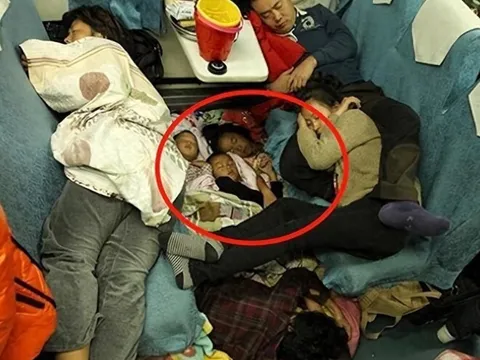 Mẹ bỉm đưa 5 con về quê ăn Lễ, bức ảnh chụp bầy con trên tàu khiến ai nhìn thấy cũng xót xa