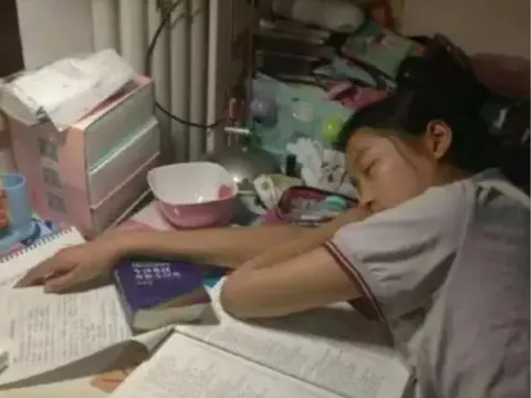 Nửa đêm thấy phòng con gái vẫn sáng đèn, mẹ đẩy cửa kiểm tra thấy con nằm gục trên bàn học, gọi mãi không dậy